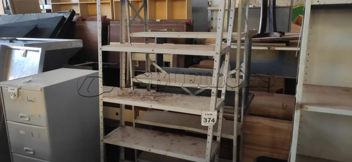 LOTE 374 - 02 ESTANTES DE FERRO COM 06 PRATELEIRAS. (NO ESTADO) ATENÇÃO! FAZER A VISITAÇÃO ANTES DE ARREMATAR, NÃO SABEMOS SE FUNCIONA, LEILÃO NÃO TEM GARANTIA E NEM DEVOLUÇÃO, SUJEITO A POSSÍVEIS AVARIAS VISÍVEIS/OCULTAS E/OU AUSÊNCIA DE COMPONENTES.