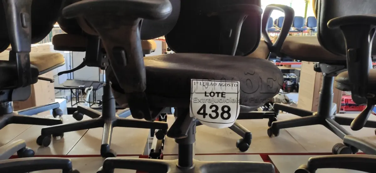LOTE 438 - 01 CADEIRA DE ESCRITÓRIO COM RODINHAS. (NO ESTADO) ATENÇÃO! FAZER A VISITAÇÃO ANTES DE ARREMATAR, NÃO SABEMOS SE FUNCIONA. LEILÃO NÃO TEM GARANTIA E NEM DEVOLUÇÃO, SUJEITO A POSSÍVEIS AVARIAS VISÍVEIS/OCULTAS E/OU AUSÊNCIA DE COMPONENTES.