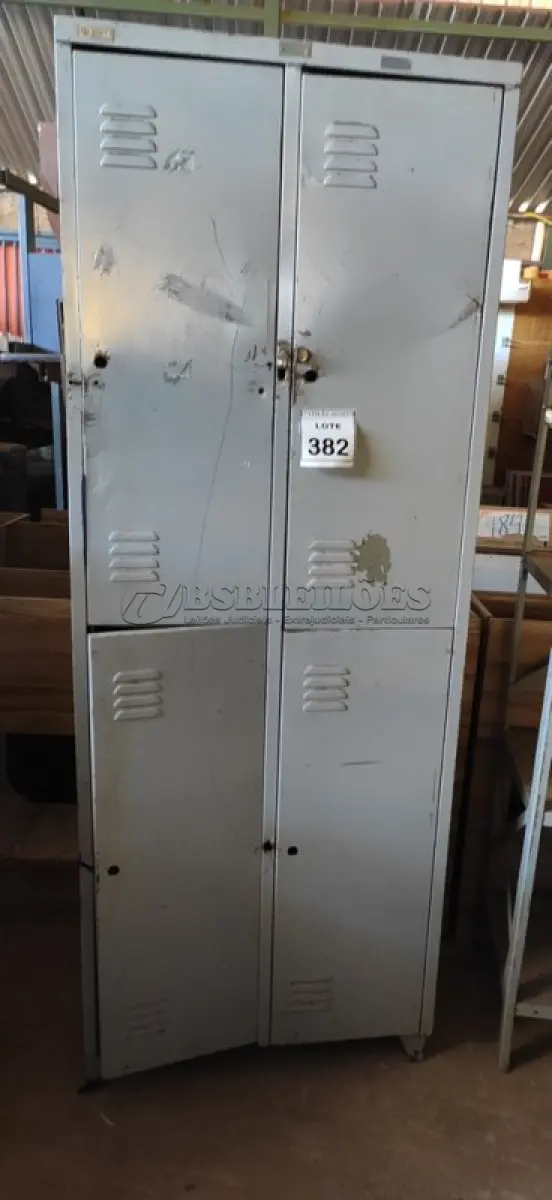 LOTE 382 - 01 ARMÁRIO DE AÇO COM 04 DIVISÕES DE 1.73X1.95. (NO ESTADO) ATENÇÃO! FAZER A VISITAÇÃO ANTES DE ARREMATAR, NÃO SABEMOS SE FUNCIONA, LEILÃO NÃO TEM GARANTIA E NEM DEVOLUÇÃO, SUJEITO A POSSÍVEIS AVARIAS VISÍVEIS/OCULTAS E/OU AUSÊNCIA DE COMPONENTES.