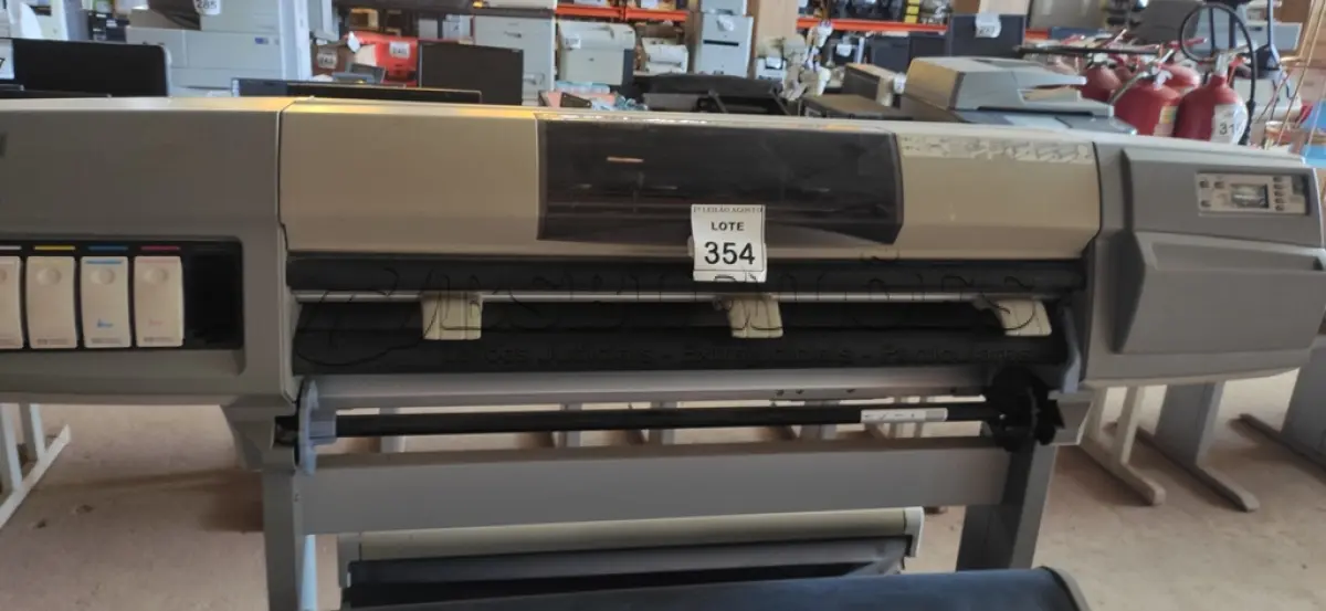 LOTE 354 - 01 IMPRESSORA PLOTTER DESINGJET 5000PS MARCA HP. (NO ESTADO) ATENÇÃO! FAZER A VISITAÇÃO ANTES DE ARREMATAR, NÃO SABEMOS SE FUNCIONA. LEILÃO NÃO TEM GARANTIA E NEM DEVOLUÇÃO, SUJEITO A POSSÍVEIS AVARIAS VISÍVEIS/OCULTAS E/OU AUSÊNCIA DE COMPONENTES.
