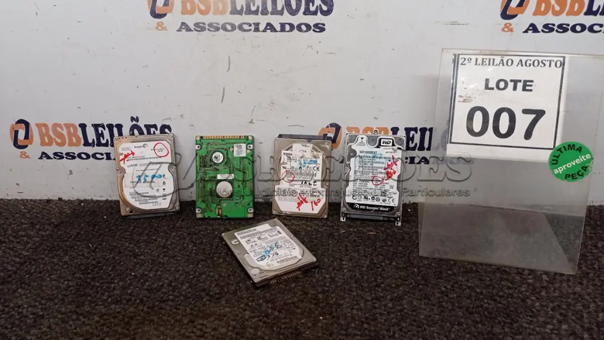 LOTE 007 - 05 HD PARA PC E VÁRIOS MOSQUETÕES. (NO ESTADO) ATENÇÃO! FAZER A VISITAÇÃO ANTES DE ARREMATAR, NÃO SABEMOS SE FUNCIONA, LEILÃO NÃO TEM GARANTIA E NEM DEVOLUÇÃO, SUJEITO A POSSÍVEIS AVARIAS VISÍVEIS/OCULTAS E/OU AUSÊNCIA DE COMPONENTES.