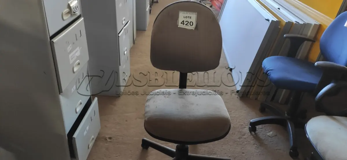 LOTE 420 - 01 CADEIRA DE ESCRITÓRIO COM RODINHAS. (NO ESTADO) ATENÇÃO! FAZER A VISITAÇÃO ANTES DE ARREMATAR, NÃO SABEMOS SE FUNCIONA. LEILÃO NÃO TEM GARANTIA E NEM DEVOLUÇÃO, SUJEITO A POSSÍVEIS AVARIAS VISÍVEIS/OCULTAS E/OU AUSÊNCIA DE COMPONENTES.