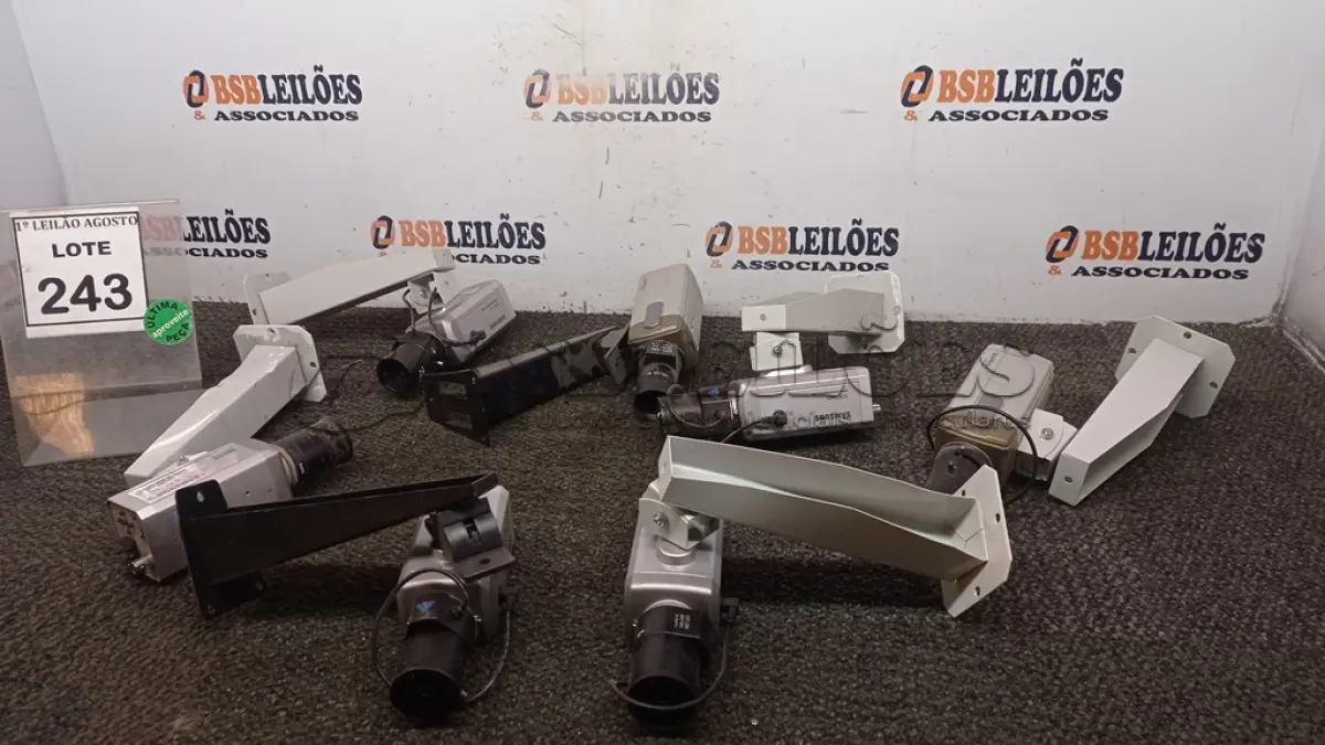 LOTE 243 - 01 LOTE COM VÁRIAS CÂMERAS DE MONITORAMENTO. (NO ESTADO) ATENÇÃO! FAZER A VISITAÇÃO ANTES DE ARREMATAR, NÃO SABEMOS SE FUNCIONA, LEILÃO NÃO TEM GARANTIA E NEM DEVOLUÇÃO, SUJEITO A POSSÍVEIS AVARIAS VISÍVEIS/OCULTAS E/OU AUSÊNCIA DE COMPONENTES.