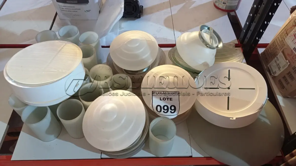 LOTE 099 - 01 LOTE COM VÁRIAS CÚPULAS DE VIDRO E PLÁSTICO. (NO ESTADO) ATENÇÃO! FAZER A VISITAÇÃO ANTES DE ARREMATAR, NÃO SABEMOS SE FUNCIONA. LEILÃO NÃO TEM GARANTIA E NEM DEVOLUÇÃO, SUJEITO A POSSÍVEIS AVARIAS VISÍVEIS/OCULTAS E/OU AUSÊNCIA DE COMPONENTES.