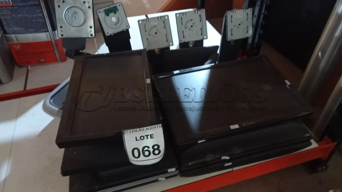 LOTE 068 - 08 MONITORES LCD DE MARCAS E MODELOS DIVERSOS. (NO ESTADO) ATENÇÃO! FAZER A VISITAÇÃO ANTES DE ARREMATAR, NÃO SABEMOS SE FUNCIONA, LEILÃO NÃO TEM GARANTIA E NEM DEVOLUÇÃO, SUJEITO A POSSÍVEIS AVARIAS VISÍVEIS/OCULTAS E/OU AUSÊNCIA DE COMPONENTES.