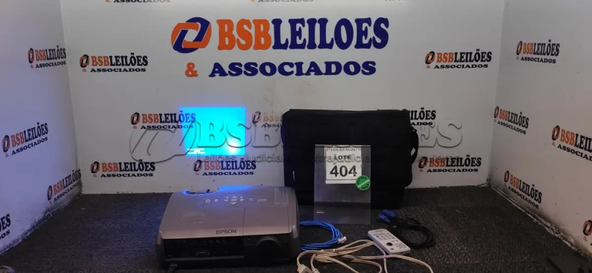 LOTE 404 - 01 PROJETOR COM CASE E CABOS MARCA EPSON. (NO ESTADO) ATENÇÃO! FAZER A VISITAÇÃO ANTES DE ARREMATAR, NÃO SABEMOS SE FUNCIONA. LEILÃO NÃO TEM GARANTIA E NEM DEVOLUÇÃO, SUJEITO A POSSÍVEIS AVARIAS VISÍVEIS/OCULTAS E/OU AUSÊNCIA DE COMPONENTES.