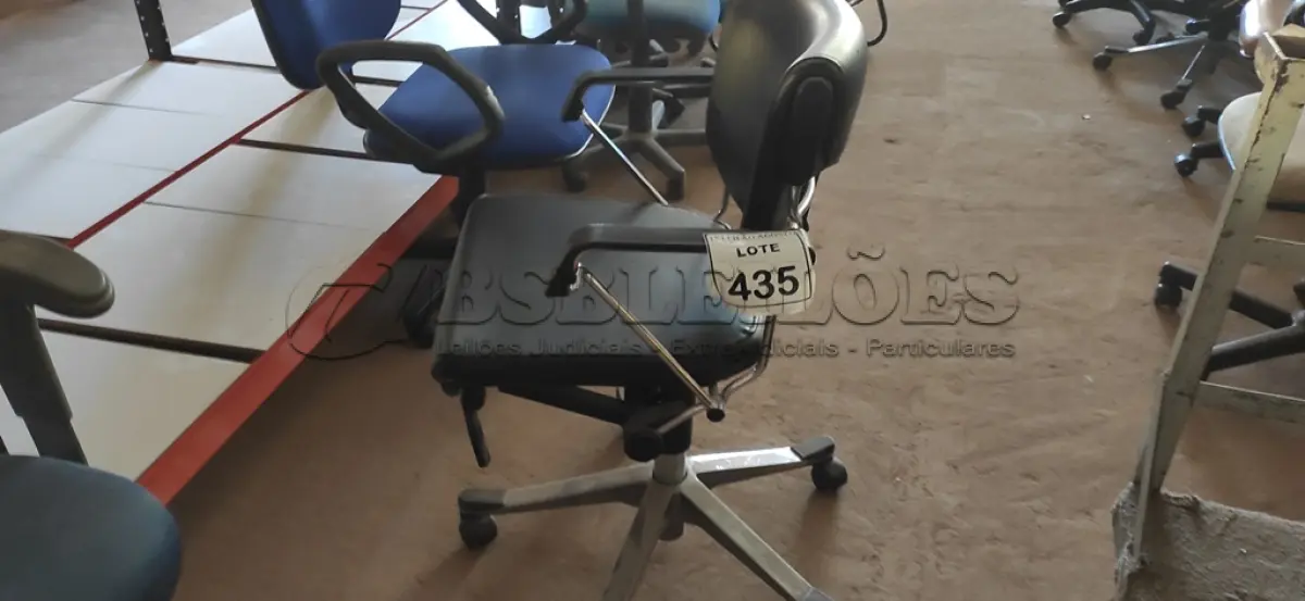 LOTE 435 - 01 CADEIRA DE ESCRITÓRIO COM RODINHAS. (NO ESTADO) ATENÇÃO! FAZER A VISITAÇÃO ANTES DE ARREMATAR, NÃO SABEMOS SE FUNCIONA. LEILÃO NÃO TEM GARANTIA E NEM DEVOLUÇÃO, SUJEITO A POSSÍVEIS AVARIAS VISÍVEIS/OCULTAS E/OU AUSÊNCIA DE COMPONENTES.
