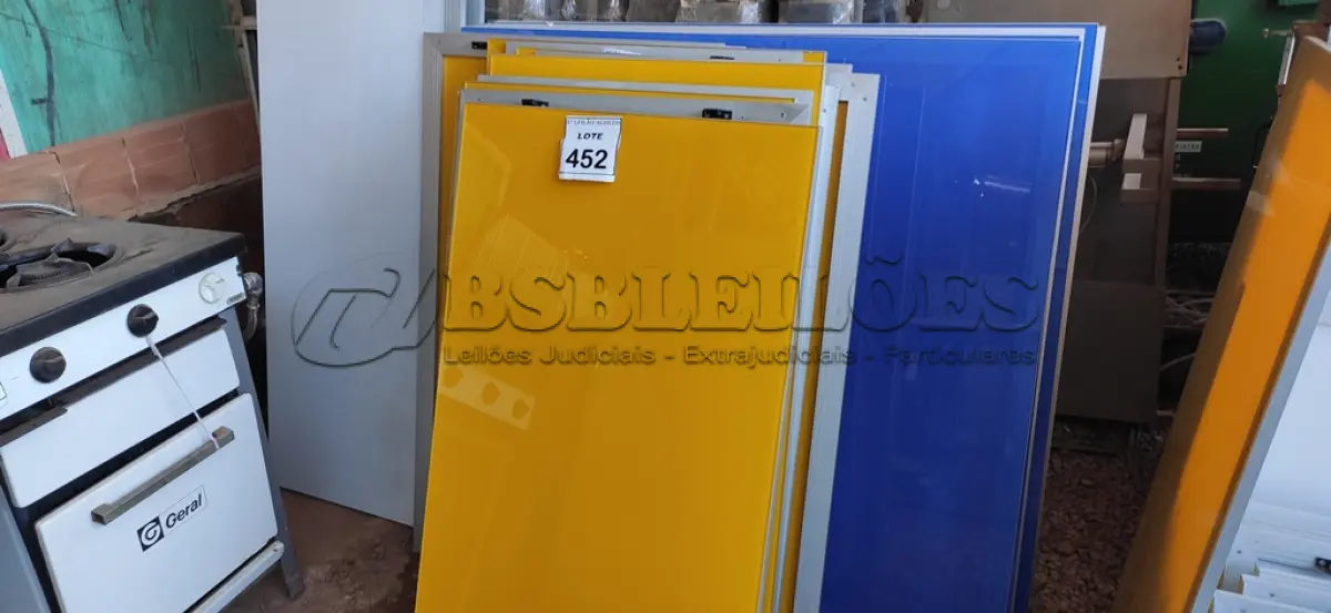 LOTE 452 - 27 PEÇAS DE VIDRO DE FACHADA. (NO ESTADO) ATENÇÃO! FAZER A VISITAÇÃO ANTES DE ARREMATAR, NÃO SABEMOS SE FUNCIONA, LEILÃO NÃO TEM GARANTIA E NEM DEVOLUÇÃO, SUJEITO A POSSÍVEIS AVARIAS VISÍVEIS/OCULTAS E/OU AUSÊNCIA DE COMPONENTES.
