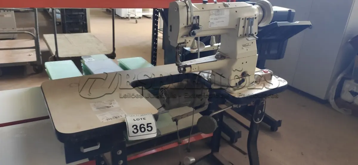LOTE 365 - 01 MÁQUINA DE COSTURA INDUSTRIAL MARCA SINGER. (NO ESTADO) ATENÇÃO! FAZER A VISITAÇÃO ANTES DE ARREMATAR, NÃO SABEMOS SE FUNCIONA, LEILÃO NÃO TEM GARANTIA E NEM DEVOLUÇÃO, SUJEITO A POSSÍVEIS AVARIAS VISÍVEIS/OCULTAS E/OU AUSÊNCIA DE COMPONENTES.
