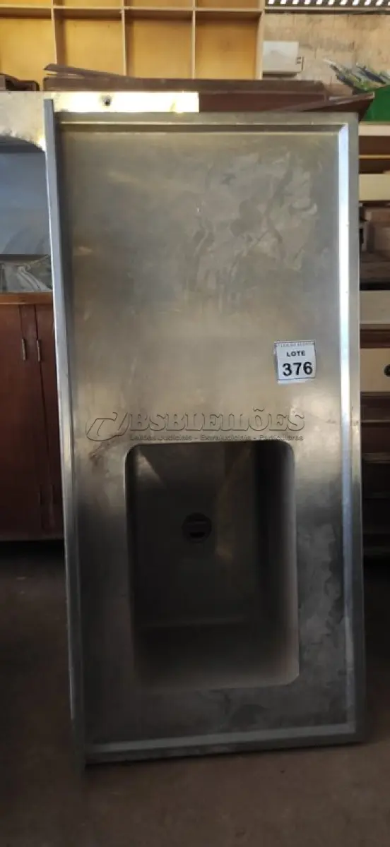 LOTE 376 - 01 TANQUE DE INOX COM 1.50X0.70. (NO ESTADO) ATENÇÃO! FAZER A VISITAÇÃO ANTES DE ARREMATAR, NÃO SABEMOS SE FUNCIONA, LEILÃO NÃO TEM GARANTIA E NEM DEVOLUÇÃO, SUJEITO A POSSÍVEIS AVARIAS VISÍVEIS/OCULTAS E/OU AUSÊNCIA DE COMPONENTES.