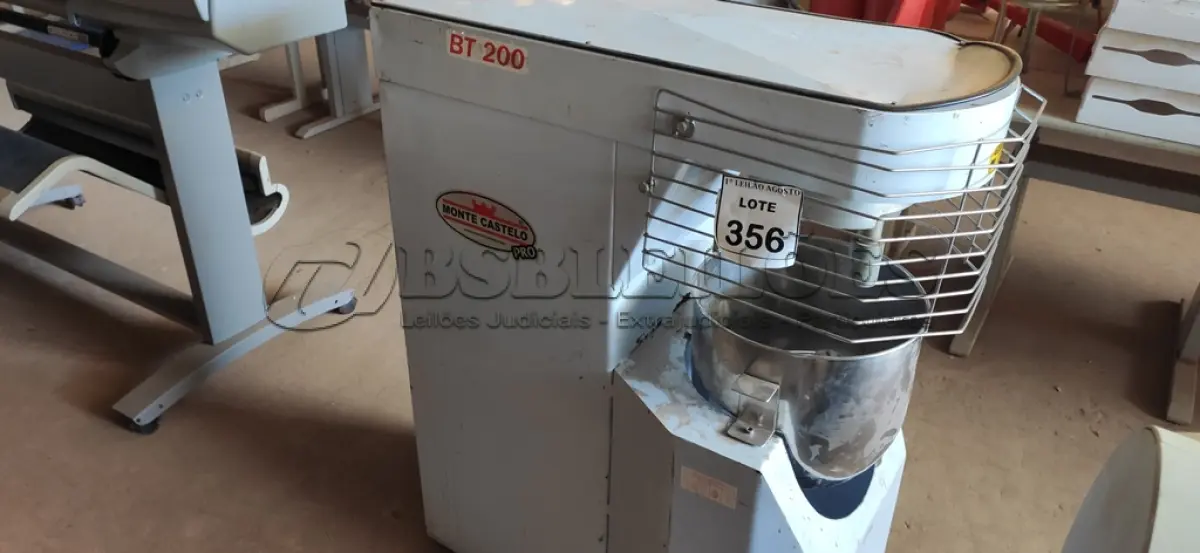 LOTE 356 - 01 BATEDEIRA INDUSTRIAL BT 200 MONTE CASTELO. (NO ESTADO) ATENÇÃO! FAZER A VISITAÇÃO ANTES DE ARREMATAR, NÃO SABEMOS SE FUNCIONA, LEILÃO NÃO TEM GARANTIA E NEM DEVOLUÇÃO, SUJEITO A POSSÍVEIS AVARIAS VISÍVEIS/OCULTAS E/OU AUSÊNCIA DE COMPONENTES.