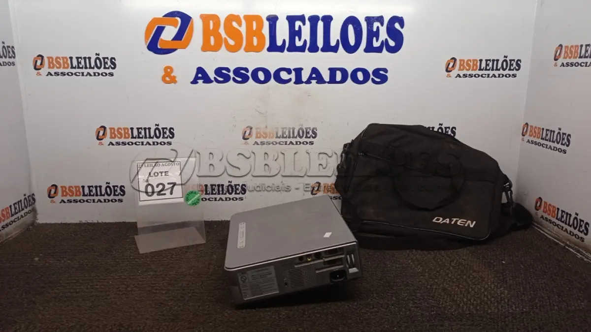 LOTE 027 - 01 PROJETOR MARCA SONY E BOLSA. (NO ESTADO) ATENÇÃO! FAZER A VISITAÇÃO ANTES DE ARREMATAR, NÃO SABEMOS SE FUNCIONA, LEILÃO NÃO TEM GARANTIA E NEM DEVOLUÇÃO, SUJEITO A POSSÍVEIS AVARIAS VISÍVEIS/OCULTAS E/OU AUSÊNCIA DE COMPONENTES.