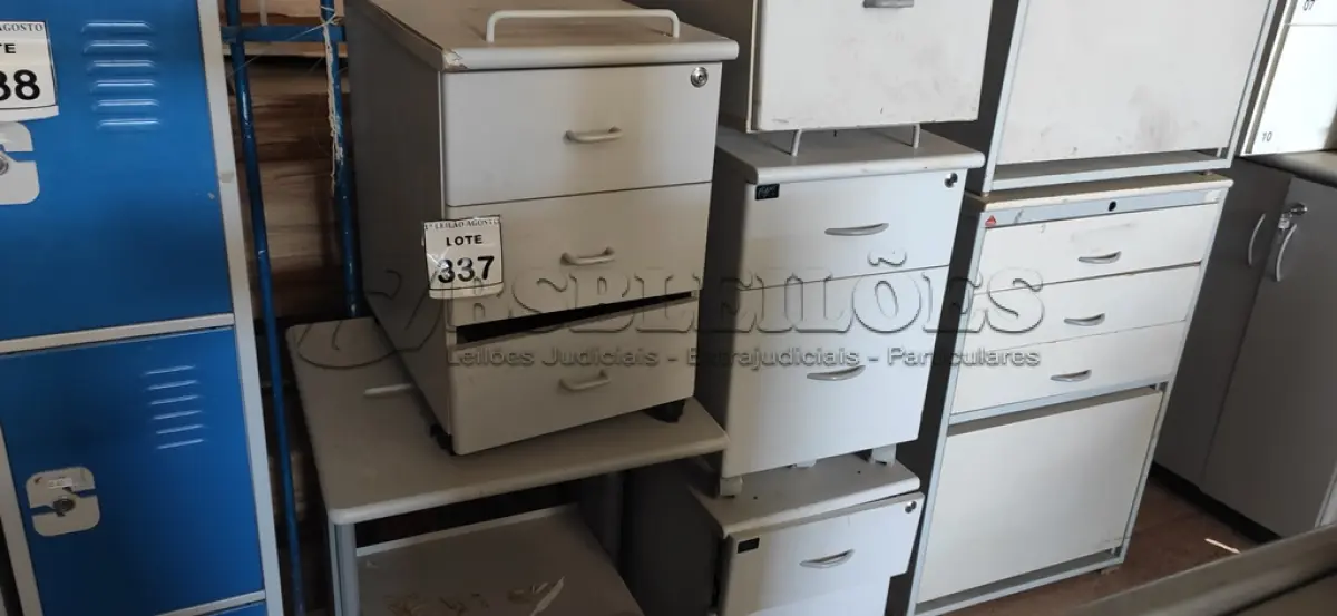 LOTE 337 - 04 GAVETEIROS E 01 MESA DE COMPUTADOR. (NO ESTADO) ATENÇÃO! FAZER A VISITAÇÃO ANTES DE ARREMATAR, NÃO SABEMOS SE FUNCIONA, LEILÃO NÃO TEM GARANTIA E NEM DEVOLUÇÃO, SUJEITO A POSSÍVEIS AVARIAS VISÍVEIS/OCULTAS E/OU AUSÊNCIA DE COMPONENTES.