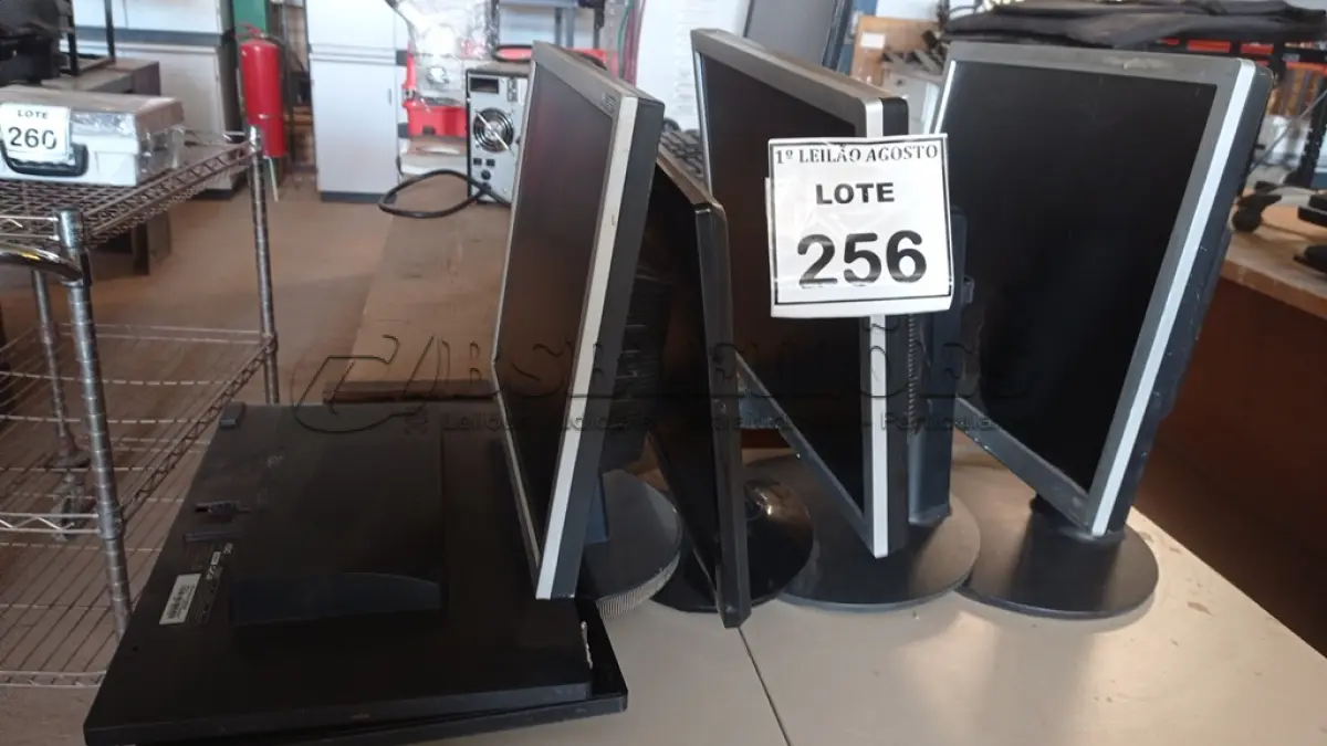 LOTE 256 - 06 MONITORES DE MARCAS E MODELOS DIVEROS. (NO ESTADO) ATENÇÃO! FAZER A VISITAÇÃO ANTES DE ARREMATAR, NÃO SABEMOS SE FUNCIONA, LEILÃO NÃO TEM GARANTIA E NEM DEVOLUÇÃO, SUJEITO A POSSÍVEIS AVARIAS VISÍVEIS/OCULTAS E/OU AUSÊNCIA DE COMPONENTES.
