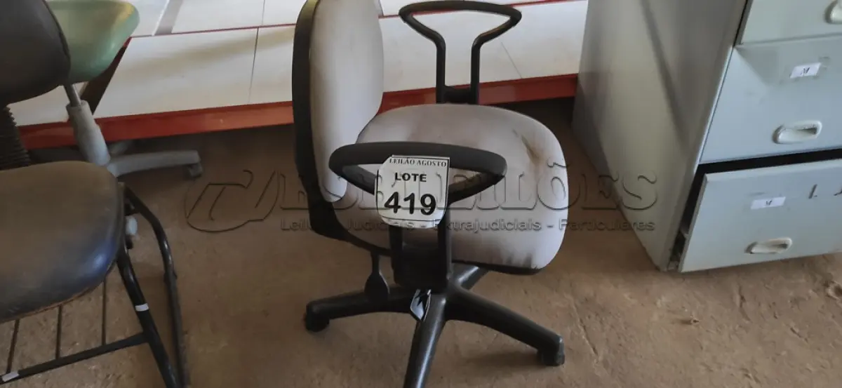 LOTE 419 - 01 CADEIRA DE ESCRITÓRIO COM RODINHAS. (NO ESTADO) ATENÇÃO! FAZER A VISITAÇÃO ANTES DE ARREMATAR, NÃO SABEMOS SE FUNCIONA. LEILÃO NÃO TEM GARANTIA E NEM DEVOLUÇÃO, SUJEITO A POSSÍVEIS AVARIAS VISÍVEIS/OCULTAS E/OU AUSÊNCIA DE COMPONENTES.