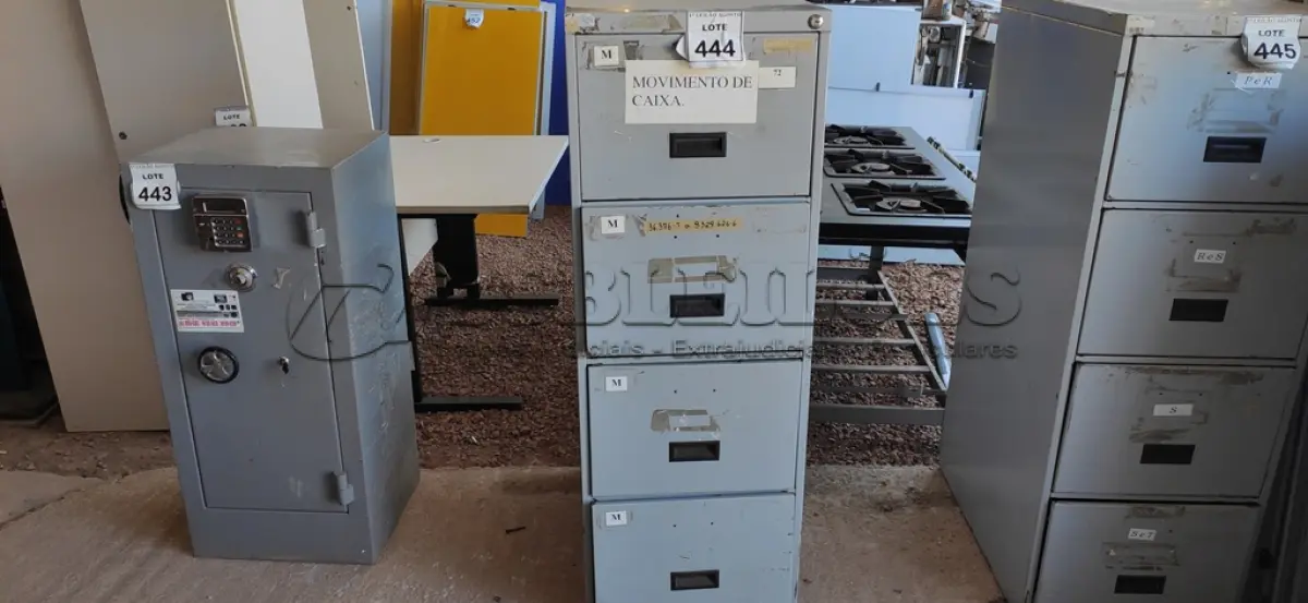LOTE 444 - 01 ARQUIVO DE AÇO COM 04 GAVETAS. (NO ESTADO) ATENÇÃO! FAZER A VISITAÇÃO ANTES DE ARREMATAR, NÃO SABEMOS SE FUNCIONA, LEILÃO NÃO TEM GARANTIA E NEM DEVOLUÇÃO, SUJEITO A POSSÍVEIS AVARIAS VISÍVEIS/OCULTAS E/OU AUSÊNCIA DE COMPONENTES.