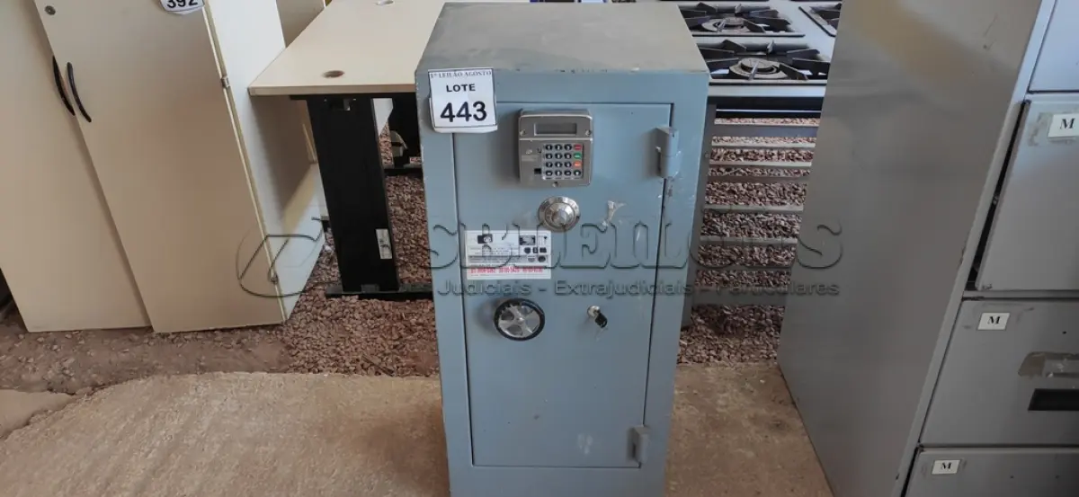 LOTE 443 - 01 COFRE. (NO ESTADO) ATENÇÃO! FAZER A VISITAÇÃO ANTES DE ARREMATAR, NÃO SABEMOS SE FUNCIONA. LEILÃO NÃO TEM GARANTIA E NEM DEVOLUÇÃO, SUJEITO A POSSÍVEIS AVARIAS VISÍVEIS/OCULTAS E/OU AUSÊNCIA DE COMPONENTES.