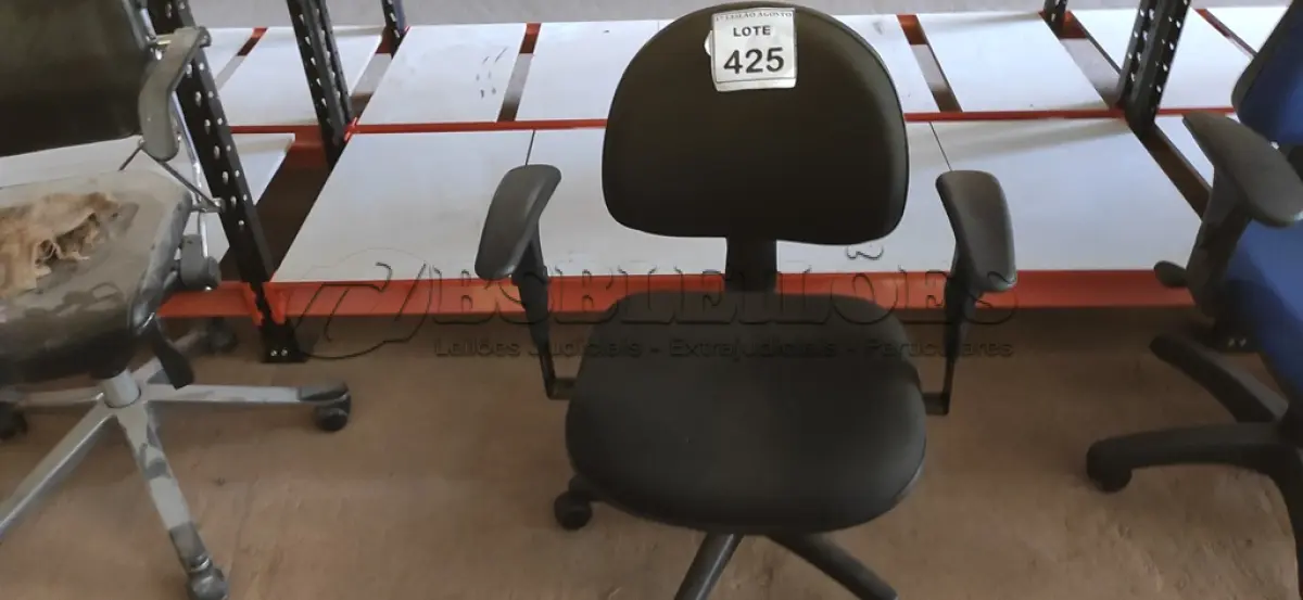 LOTE 425 - 01 CADEIRA DE ESCRITÓRIO COM RODINHAS. (NO ESTADO) ATENÇÃO! FAZER A VISITAÇÃO ANTES DE ARREMATAR, NÃO SABEMOS SE FUNCIONA. LEILÃO NÃO TEM GARANTIA E NEM DEVOLUÇÃO, SUJEITO A POSSÍVEIS AVARIAS VISÍVEIS/OCULTAS E/OU AUSÊNCIA DE COMPONENTES.