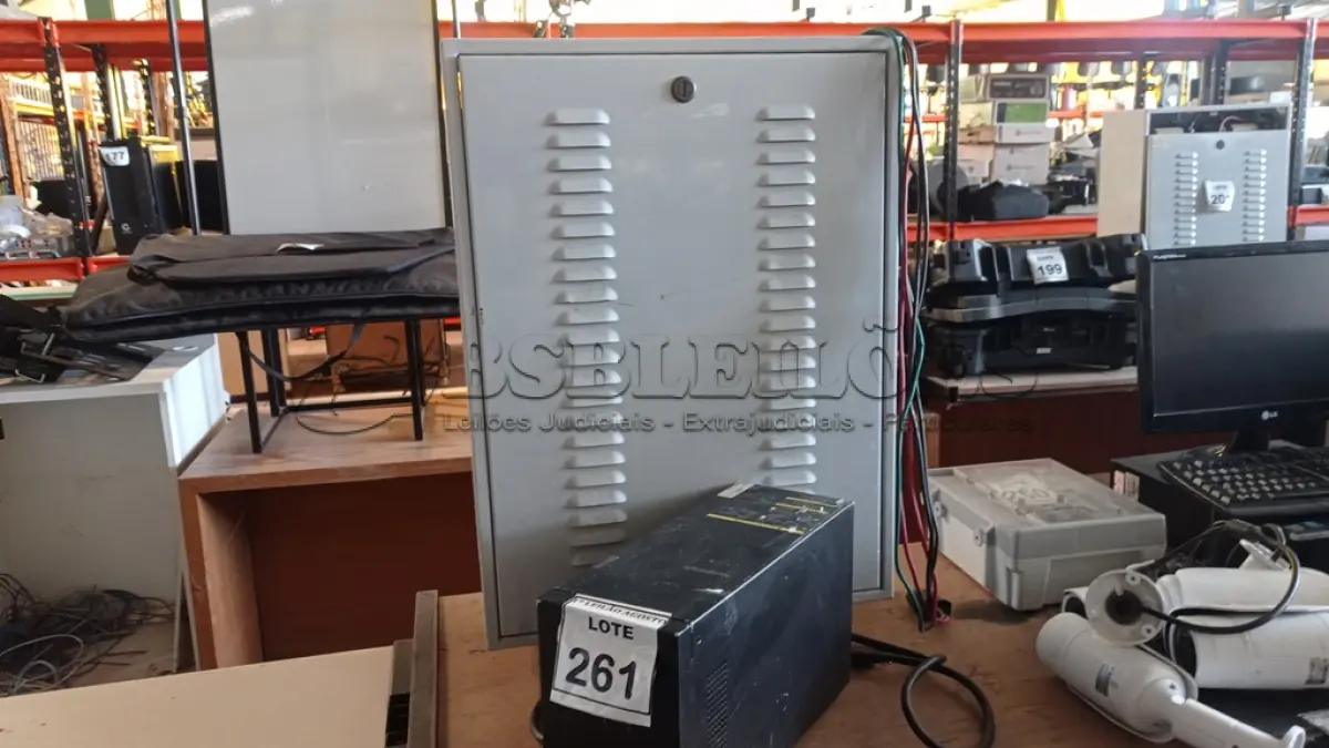 LOTE 261 - 01 NOBREAK MARCA LACERDA E UM BANCO DE BATERIAS COM 04 BATERIAS. (NO ESTADO) ATENÇÃO! FAZER A VISITAÇÃO ANTES DE ARREMATAR, NÃO SABEMOS SE FUNCIONA, LEILÃO NÃO TEM GARANTIA E NEM DEVOLUÇÃO, SUJEITO A POSSÍVEIS AVARIAS VISÍVEIS/OCULTAS E/OU AUSÊNCIA DE COMPONENTES.