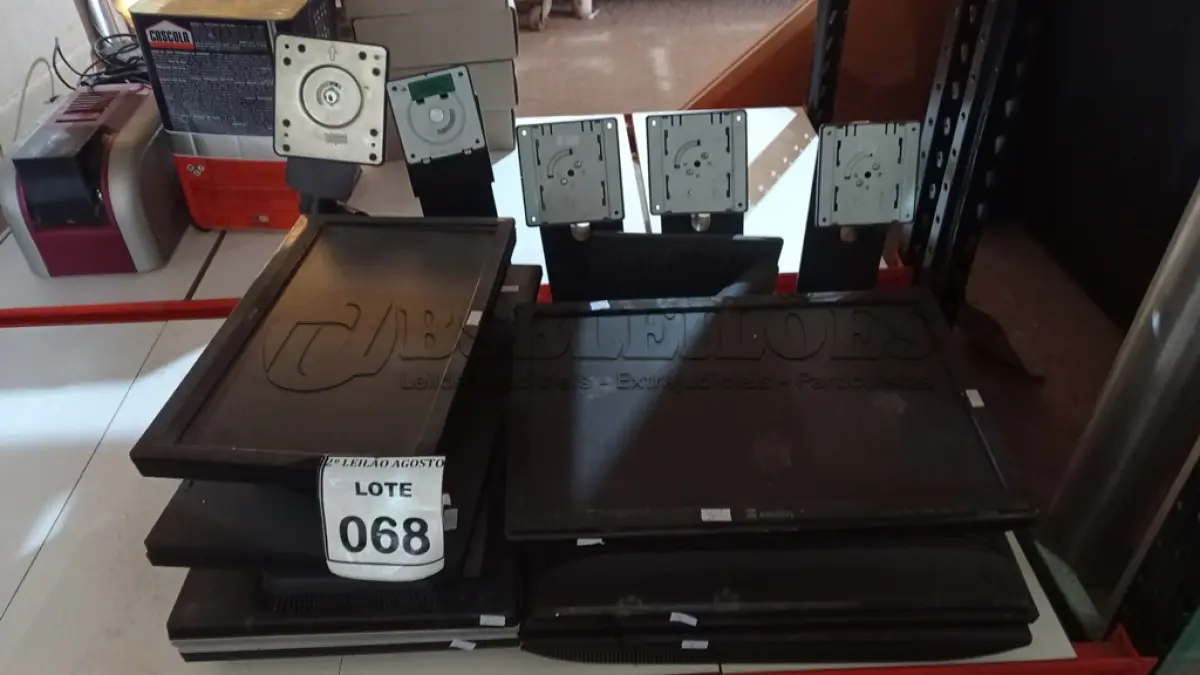 LOTE 068 - 08 MONITORES LCD DE MARCAS E MODELOS DIVERSOS. (NO ESTADO) ATENÇÃO! FAZER A VISITAÇÃO ANTES DE ARREMATAR, NÃO SABEMOS SE FUNCIONA, LEILÃO NÃO TEM GARANTIA E NEM DEVOLUÇÃO, SUJEITO A POSSÍVEIS AVARIAS VISÍVEIS/OCULTAS E/OU AUSÊNCIA DE COMPONENTES.