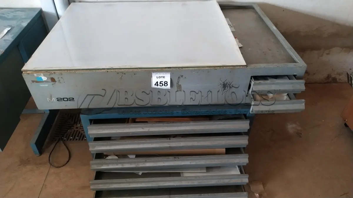 LOTE 458 - 01 MESA DE LUZ COM 07 GAVETAS, VÁRIAS CHAPAS DE ALUMÍNIO E MATÉRIAS DE GRÁFICAS DIVERSOS. (NO ESTADO) ATENÇÃO! FAZER A VISITAÇÃO ANTES DE ARREMATAR, NÃO SABEMOS SE FUNCIONA, LEILÃO NÃO TEM GARANTIA E NEM DEVOLUÇÃO, SUJEITO A POSSÍVEIS AVARIAS VISÍVEIS/OCULTAS E/OU AUSÊNCIA DE COMPONENTES.
