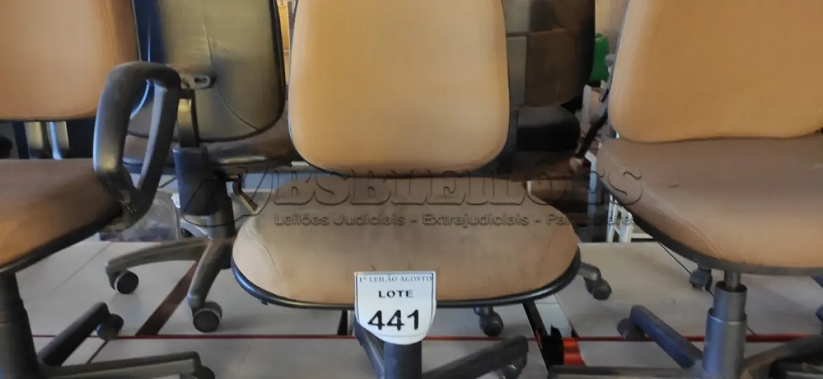 LOTE 441 - 01 CADEIRA DE ESCRITÓRIO COM RODINHAS. (NO ESTADO) ATENÇÃO! FAZER A VISITAÇÃO ANTES DE ARREMATAR, NÃO SABEMOS SE FUNCIONA. LEILÃO NÃO TEM GARANTIA E NEM DEVOLUÇÃO, SUJEITO A POSSÍVEIS AVARIAS VISÍVEIS/OCULTAS E/OU AUSÊNCIA DE COMPONENTES.