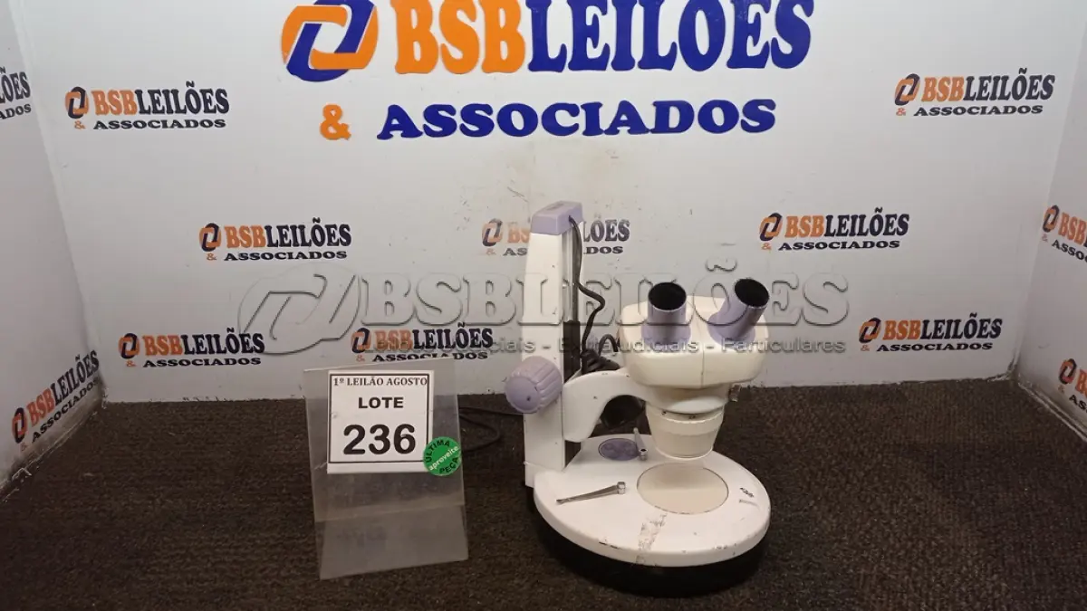 LOTE 236 - 01 MICROSCÓPIO. (NO ESTADO) ATENÇÃO! FAZER A VISITAÇÃO ANTES DE ARREMATAR, NÃO SABEMOS SE FUNCIONA. LEILÃO NÃO TEM GARANTIA E NEM DEVOLUÇÃO, SUJEITO A POSSÍVEIS AVARIAS VISÍVEIS/OCULTAS E/OU AUSÊNCIA DE COMPONENTES.