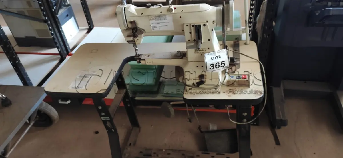 LOTE 365 - 01 MÁQUINA DE COSTURA INDUSTRIAL MARCA SINGER. (NO ESTADO) ATENÇÃO! FAZER A VISITAÇÃO ANTES DE ARREMATAR, NÃO SABEMOS SE FUNCIONA, LEILÃO NÃO TEM GARANTIA E NEM DEVOLUÇÃO, SUJEITO A POSSÍVEIS AVARIAS VISÍVEIS/OCULTAS E/OU AUSÊNCIA DE COMPONENTES.