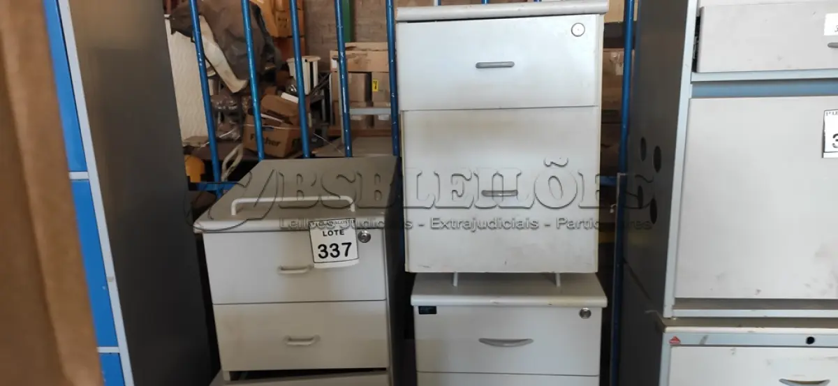 LOTE 337 - 04 GAVETEIROS E 01 MESA DE COMPUTADOR. (NO ESTADO) ATENÇÃO! FAZER A VISITAÇÃO ANTES DE ARREMATAR, NÃO SABEMOS SE FUNCIONA, LEILÃO NÃO TEM GARANTIA E NEM DEVOLUÇÃO, SUJEITO A POSSÍVEIS AVARIAS VISÍVEIS/OCULTAS E/OU AUSÊNCIA DE COMPONENTES.