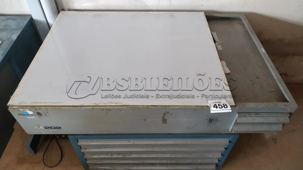 LOTE 458 - 01 MESA DE LUZ COM 07 GAVETAS, VÁRIAS CHAPAS DE ALUMÍNIO E MATÉRIAS DE GRÁFICAS DIVERSOS. (NO ESTADO) ATENÇÃO! FAZER A VISITAÇÃO ANTES DE ARREMATAR, NÃO SABEMOS SE FUNCIONA, LEILÃO NÃO TEM GARANTIA E NEM DEVOLUÇÃO, SUJEITO A POSSÍVEIS AVARIAS VISÍVEIS/OCULTAS E/OU AUSÊNCIA DE COMPONENTES.