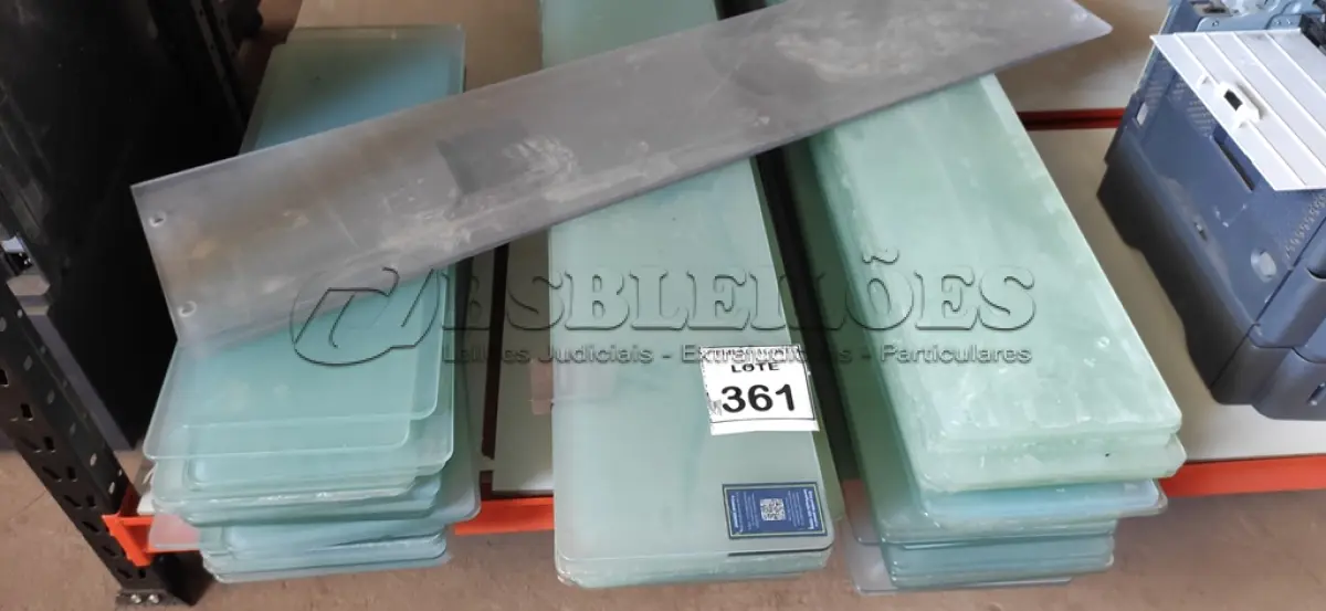 LOTE 361 - 01 LOTE COM GRANDE QUANTIDADE DE VIDROS DE TAMANHOS DIVERSOS. (NO ESTADO) ATENÇÃO! FAZER A VISITAÇÃO ANTES DE ARREMATAR, NÃO SABEMOS SE FUNCIONA, LEILÃO NÃO TEM GARANTIA E NEM DEVOLUÇÃO, SUJEITO A POSSÍVEIS AVARIAS VISÍVEIS/OCULTAS E/OU AUSÊNCIA DE COMPONENTES.