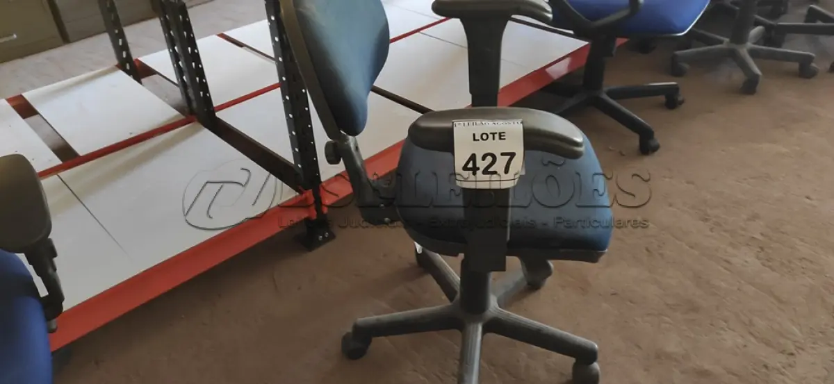 LOTE 427 - 01 CADEIRA DE ESCRITÓRIO COM RODINHAS. (NO ESTADO) ATENÇÃO! FAZER A VISITAÇÃO ANTES DE ARREMATAR, NÃO SABEMOS SE FUNCIONA. LEILÃO NÃO TEM GARANTIA E NEM DEVOLUÇÃO, SUJEITO A POSSÍVEIS AVARIAS VISÍVEIS/OCULTAS E/OU AUSÊNCIA DE COMPONENTES.