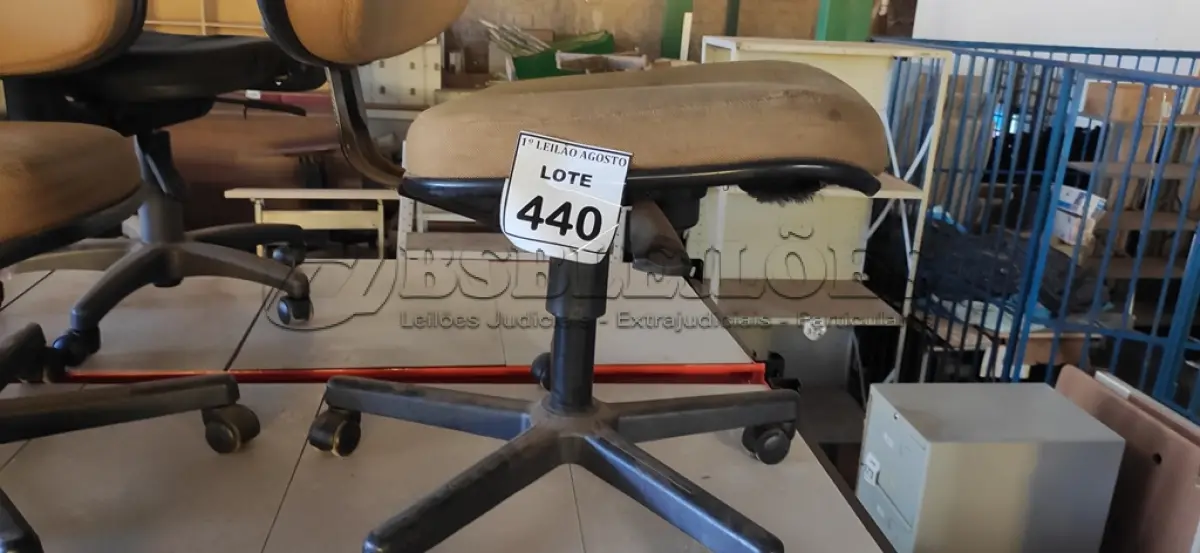 LOTE 440 - 01 CADEIRA DE ESCRITÓRIO COM RODINHAS. (NO ESTADO) ATENÇÃO! FAZER A VISITAÇÃO ANTES DE ARREMATAR, NÃO SABEMOS SE FUNCIONA. LEILÃO NÃO TEM GARANTIA E NEM DEVOLUÇÃO, SUJEITO A POSSÍVEIS AVARIAS VISÍVEIS/OCULTAS E/OU AUSÊNCIA DE COMPONENTES.
