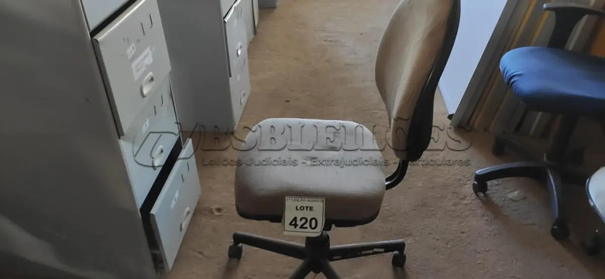 LOTE 420 - 01 CADEIRA DE ESCRITÓRIO COM RODINHAS. (NO ESTADO) ATENÇÃO! FAZER A VISITAÇÃO ANTES DE ARREMATAR, NÃO SABEMOS SE FUNCIONA. LEILÃO NÃO TEM GARANTIA E NEM DEVOLUÇÃO, SUJEITO A POSSÍVEIS AVARIAS VISÍVEIS/OCULTAS E/OU AUSÊNCIA DE COMPONENTES.
