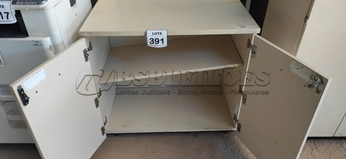 LOTE 391 - 01 ARMÁRIO BAIXO DE 0.76X0.86. (NO ESTADO) ATENÇÃO! FAZER A VISITAÇÃO ANTES DE ARREMATAR, NÃO SABEMOS SE FUNCIONA, LEILÃO NÃO TEM GARANTIA E NEM DEVOLUÇÃO, SUJEITO A POSSÍVEIS AVARIAS VISÍVEIS/OCULTAS E/OU AUSÊNCIA DE COMPONENTES.