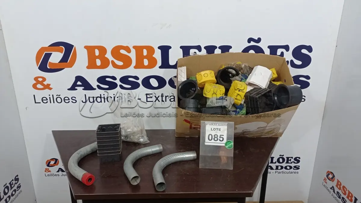 LOTE 085 - 01 LOTE COM CAIXINHAS DE PASSAGEM DE FIO E MATERIAIS ELÉTRICOS DIVERSOS. (NO ESTADO) ATENÇÃO! FAZER A VISITAÇÃO ANTES DE ARREMATAR, NÃO SABEMOS SE FUNCIONA, LEILÃO NÃO TEM GARANTIA E NEM DEVOLUÇÃO, SUJEITO A POSSÍVEIS AVARIAS VISÍVEIS/OCULTAS E/OU AUSÊNCIA DE COMPONENTES.