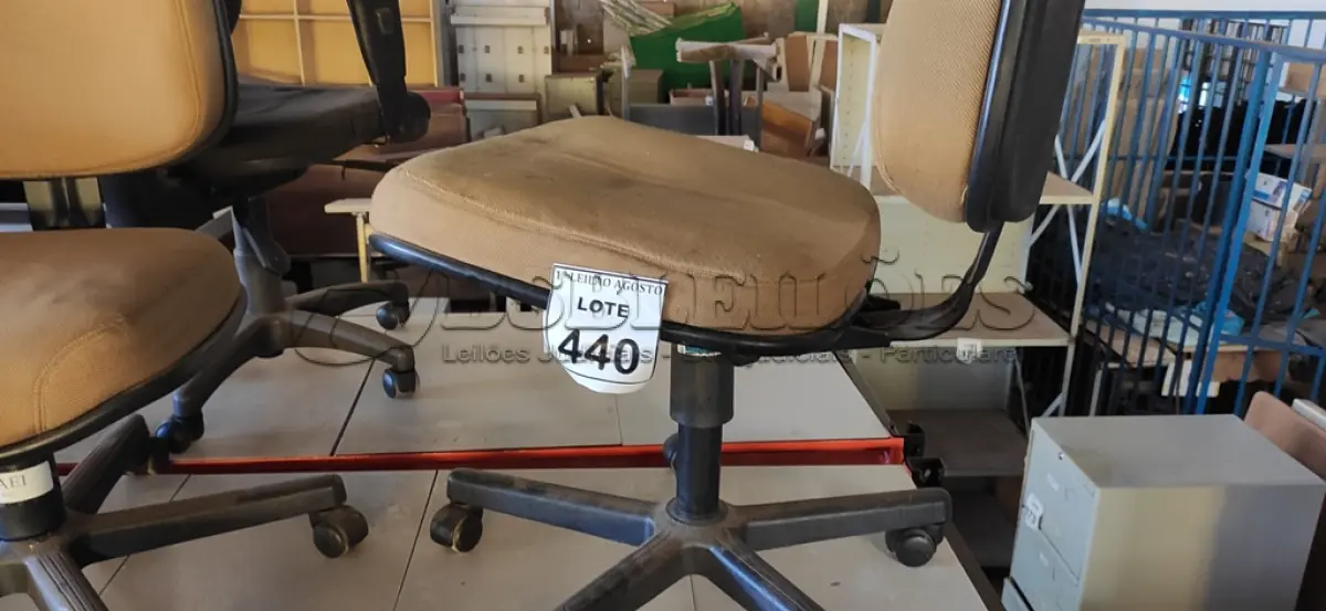 LOTE 440 - 01 CADEIRA DE ESCRITÓRIO COM RODINHAS. (NO ESTADO) ATENÇÃO! FAZER A VISITAÇÃO ANTES DE ARREMATAR, NÃO SABEMOS SE FUNCIONA. LEILÃO NÃO TEM GARANTIA E NEM DEVOLUÇÃO, SUJEITO A POSSÍVEIS AVARIAS VISÍVEIS/OCULTAS E/OU AUSÊNCIA DE COMPONENTES.