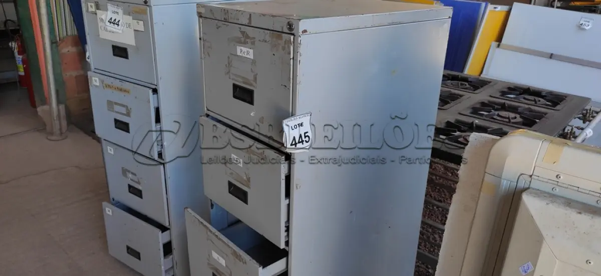 LOTE 445 - 01 ARQUIVO DE AÇO COM 04 GAVETAS. (NO ESTADO) ATENÇÃO! FAZER A VISITAÇÃO ANTES DE ARREMATAR, NÃO SABEMOS SE FUNCIONA, LEILÃO NÃO TEM GARANTIA E NEM DEVOLUÇÃO, SUJEITO A POSSÍVEIS AVARIAS VISÍVEIS/OCULTAS E/OU AUSÊNCIA DE COMPONENTES.