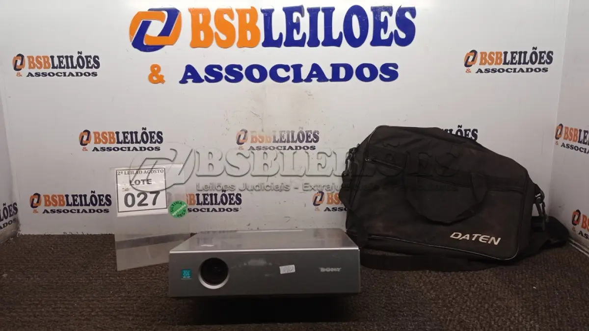 LOTE 027 - 01 PROJETOR MARCA SONY E BOLSA. (NO ESTADO) ATENÇÃO! FAZER A VISITAÇÃO ANTES DE ARREMATAR, NÃO SABEMOS SE FUNCIONA, LEILÃO NÃO TEM GARANTIA E NEM DEVOLUÇÃO, SUJEITO A POSSÍVEIS AVARIAS VISÍVEIS/OCULTAS E/OU AUSÊNCIA DE COMPONENTES.