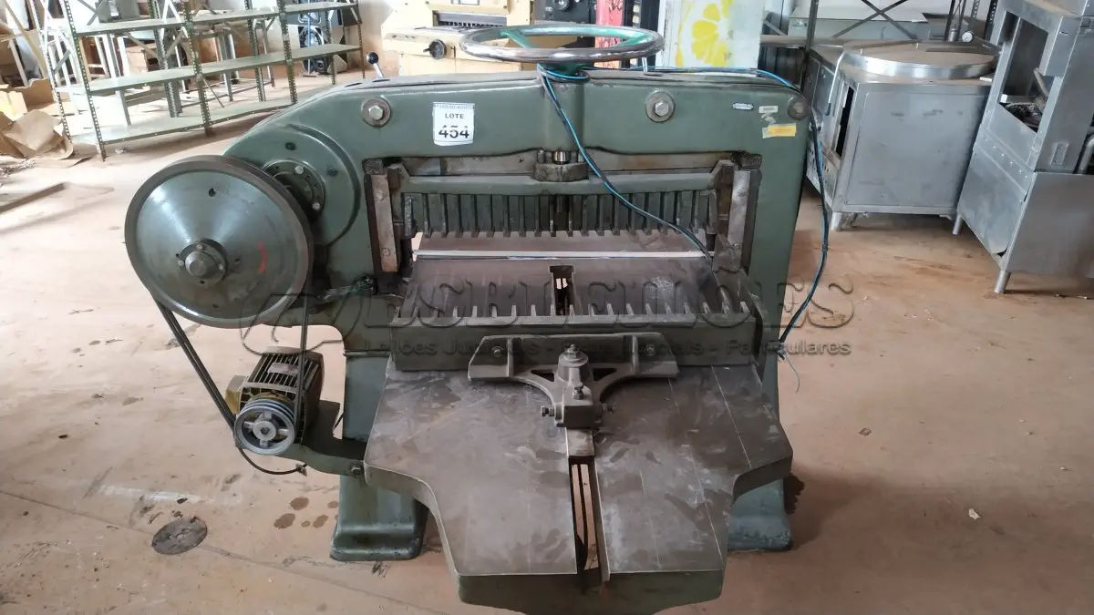 LOTE 454 - 01 GUILHOTINA INDUSTRIAL MARCA CATU. (NO ESTADO) ATENÇÃO! FAZER A VISITAÇÃO ANTES DE ARREMATAR, NÃO SABEMOS SE FUNCIONA, LEILÃO NÃO TEM GARANTIA E NEM DEVOLUÇÃO, SUJEITO A POSSÍVEIS AVARIAS VISÍVEIS/OCULTAS E/OU AUSÊNCIA DE COMPONENTES.