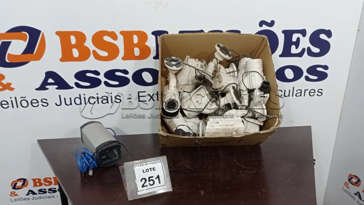 LOTE 251 - 01 LOTE COM VÁRIAS CÂMERAS DE MONITORAMENTO E MARCAS E MODELOS DIVERSOS. (NO ESTADO) ATENÇÃO! FAZER A VISITAÇÃO ANTES DE ARREMATAR, NÃO SABEMOS SE FUNCIONA, LEILÃO NÃO TEM GARANTIA E NEM DEVOLUÇÃO, SUJEITO A POSSÍVEIS AVARIAS VISÍVEIS/OCULTAS E/OU AUSÊNCIA DE COMPONENTES.