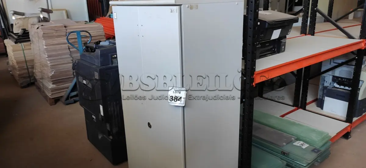LOTE 384 - 01 ARMÁRIO ALTO EM AÇO COM 02 PORTAS. (NO ESTADO) ATENÇÃO! FAZER A VISITAÇÃO ANTES DE ARREMATAR, NÃO SABEMOS SE FUNCIONA, LEILÃO NÃO TEM GARANTIA E NEM DEVOLUÇÃO, SUJEITO A POSSÍVEIS AVARIAS VISÍVEIS/OCULTAS E/OU AUSÊNCIA DE COMPONENTES.