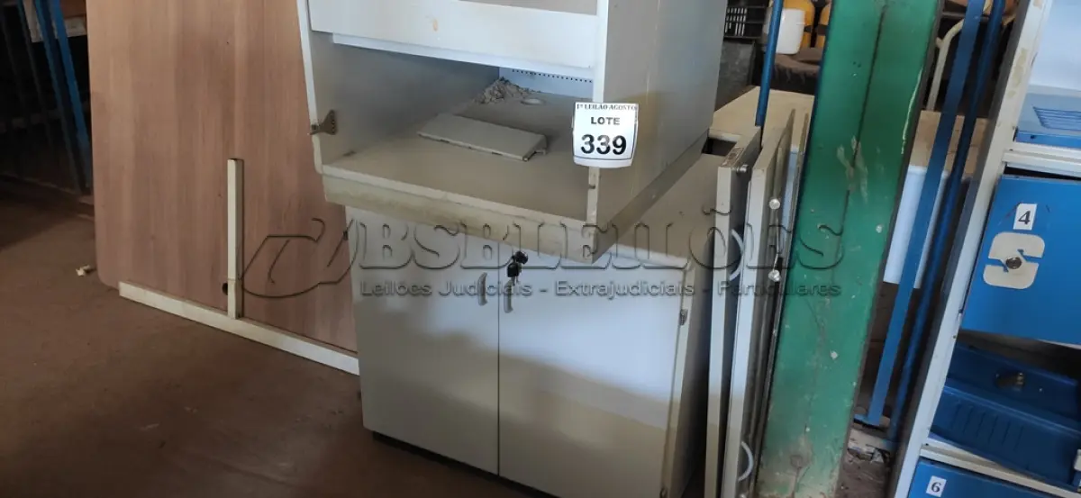 LOTE 339 - 01 ARMÁRIO BAIXO 02 PORTAS E 01 ARMÁRIO COM ABERTURA SUPERIOR. (NO ESTADO) ATENÇÃO! FAZER A VISITAÇÃO ANTES DE ARREMATAR, NÃO SABEMOS SE FUNCIONA, LEILÃO NÃO TEM GARANTIA E NEM DEVOLUÇÃO, SUJEITO A POSSÍVEIS AVARIAS VISÍVEIS/OCULTAS E/OU AUSÊNCIA DE COMPONENTES.