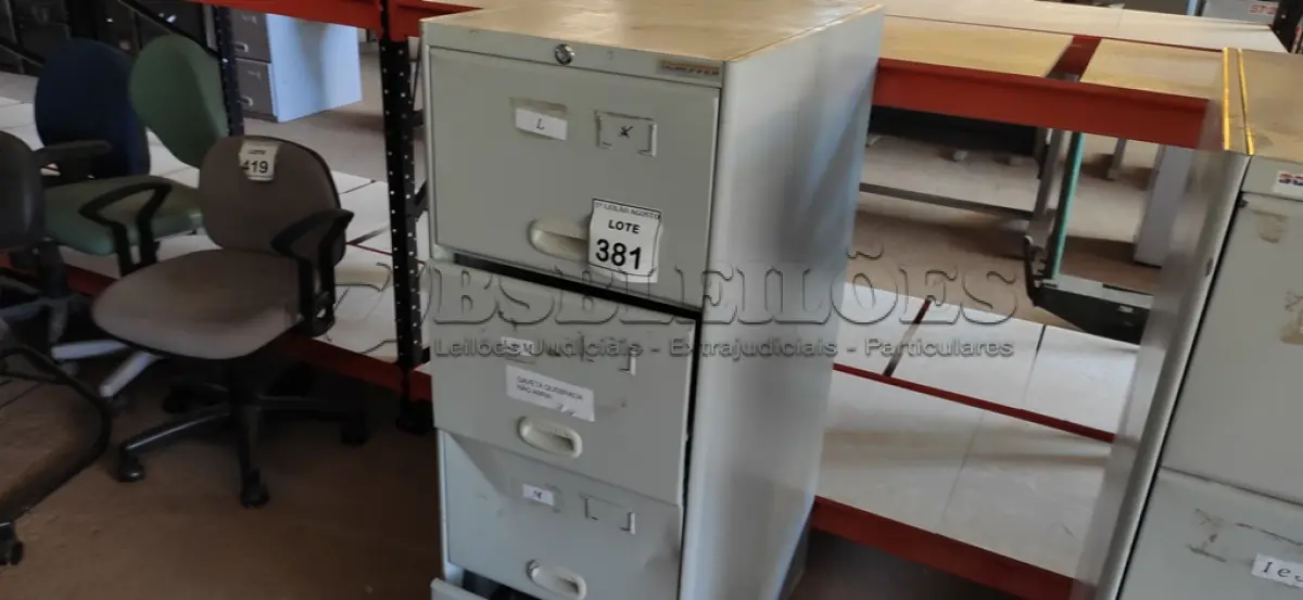 LOTE 381 - 01 ARQUIVO DE AÇO COM 04 GAVETAS. (NO ESTADO) ATENÇÃO! FAZER A VISITAÇÃO ANTES DE ARREMATAR, NÃO SABEMOS SE FUNCIONA, LEILÃO NÃO TEM GARANTIA E NEM DEVOLUÇÃO, SUJEITO A POSSÍVEIS AVARIAS VISÍVEIS/OCULTAS E/OU AUSÊNCIA DE COMPONENTES.