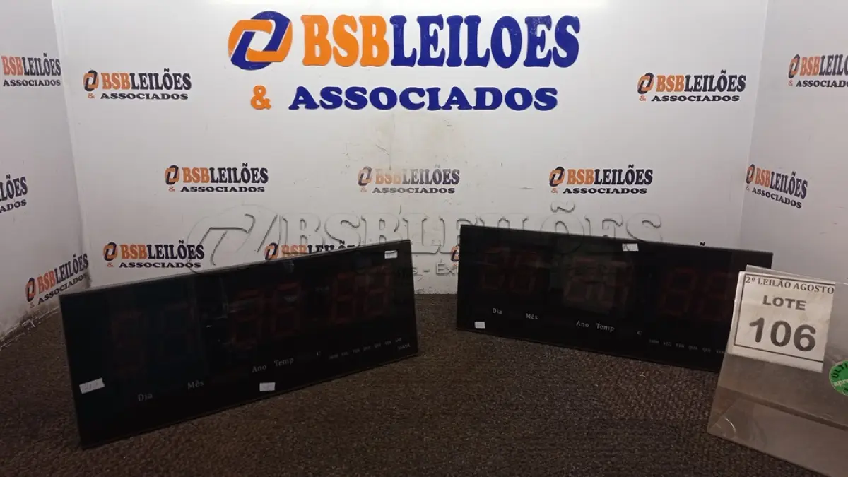 LOTE 106 - 02 RELÓGIOS DE PAREDE. (NO ESTADO) ATENÇÃO! FAZER A VISITAÇÃO ANTES DE ARREMATAR, NÃO SABEMOS SE FUNCIONA. LEILÃO NÃO TEM GARANTIA E NEM DEVOLUÇÃO, SUJEITO A POSSÍVEIS AVARIAS VISÍVEIS/OCULTAS E/OU AUSÊNCIA DE COMPONENTES.