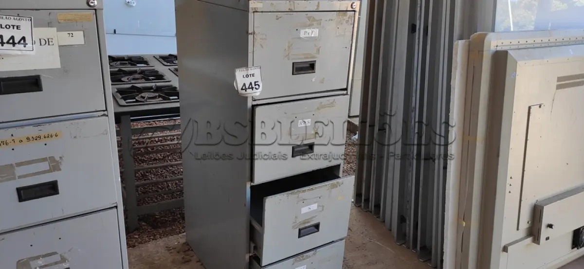 LOTE 445 - 01 ARQUIVO DE AÇO COM 04 GAVETAS. (NO ESTADO) ATENÇÃO! FAZER A VISITAÇÃO ANTES DE ARREMATAR, NÃO SABEMOS SE FUNCIONA, LEILÃO NÃO TEM GARANTIA E NEM DEVOLUÇÃO, SUJEITO A POSSÍVEIS AVARIAS VISÍVEIS/OCULTAS E/OU AUSÊNCIA DE COMPONENTES.