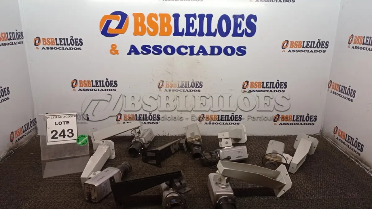 LOTE 243 - 01 LOTE COM VÁRIAS CÂMERAS DE MONITORAMENTO. (NO ESTADO) ATENÇÃO! FAZER A VISITAÇÃO ANTES DE ARREMATAR, NÃO SABEMOS SE FUNCIONA, LEILÃO NÃO TEM GARANTIA E NEM DEVOLUÇÃO, SUJEITO A POSSÍVEIS AVARIAS VISÍVEIS/OCULTAS E/OU AUSÊNCIA DE COMPONENTES.