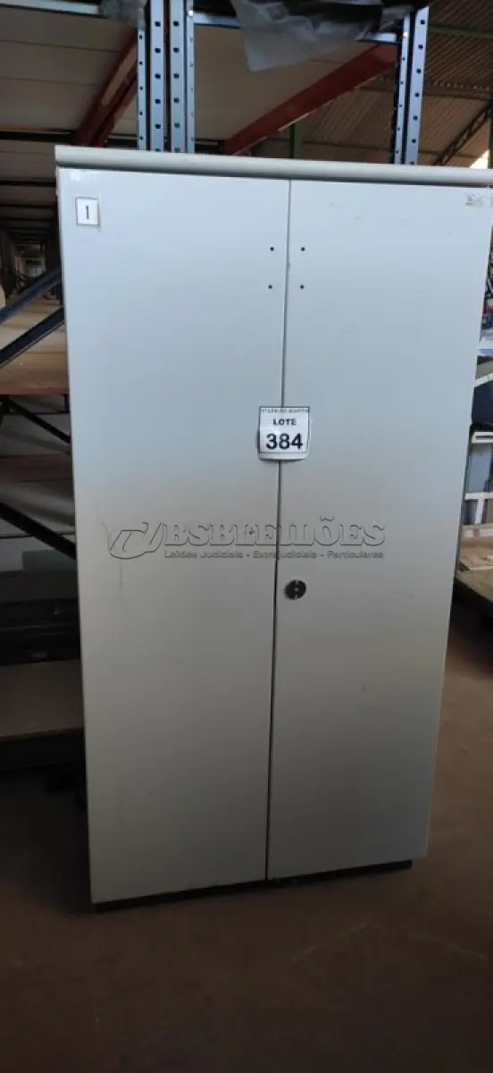 LOTE 384 - 01 ARMÁRIO ALTO EM AÇO COM 02 PORTAS. (NO ESTADO) ATENÇÃO! FAZER A VISITAÇÃO ANTES DE ARREMATAR, NÃO SABEMOS SE FUNCIONA, LEILÃO NÃO TEM GARANTIA E NEM DEVOLUÇÃO, SUJEITO A POSSÍVEIS AVARIAS VISÍVEIS/OCULTAS E/OU AUSÊNCIA DE COMPONENTES.