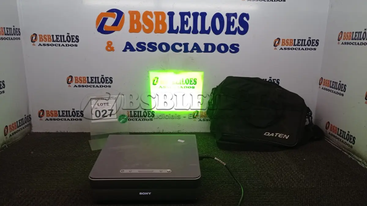 LOTE 027 - 01 PROJETOR MARCA SONY E BOLSA. (NO ESTADO) ATENÇÃO! FAZER A VISITAÇÃO ANTES DE ARREMATAR, NÃO SABEMOS SE FUNCIONA, LEILÃO NÃO TEM GARANTIA E NEM DEVOLUÇÃO, SUJEITO A POSSÍVEIS AVARIAS VISÍVEIS/OCULTAS E/OU AUSÊNCIA DE COMPONENTES.
