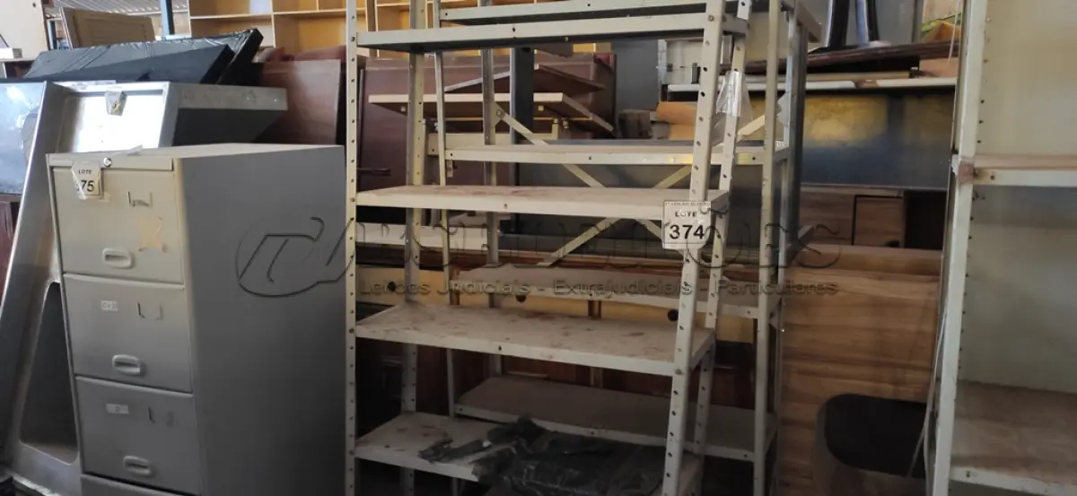 LOTE 374 - 02 ESTANTES DE FERRO COM 06 PRATELEIRAS. (NO ESTADO) ATENÇÃO! FAZER A VISITAÇÃO ANTES DE ARREMATAR, NÃO SABEMOS SE FUNCIONA, LEILÃO NÃO TEM GARANTIA E NEM DEVOLUÇÃO, SUJEITO A POSSÍVEIS AVARIAS VISÍVEIS/OCULTAS E/OU AUSÊNCIA DE COMPONENTES.